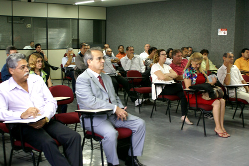 Conselheiro Otávio Lessa e servidores acompanhando a explanação dos técnicos do TCE/AL